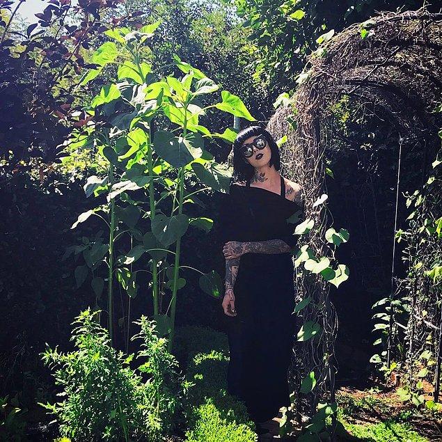 12. Dövme Sanatçısı Kat Von D'nin Büyülü Gotik Bir Dünyaya Ait Gibi Duran Siyah Bahçesi