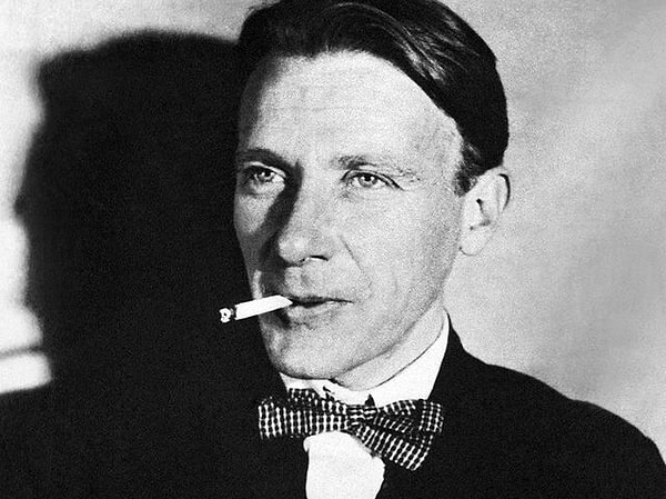 3. Знаменитый автор "Мастера и Маргариты" Михаил Булгаков был известен своими пьесами, которые ставились в театрах Москвы. Какое хобби, связанное с профессиональной деятельностью, имел писатель?