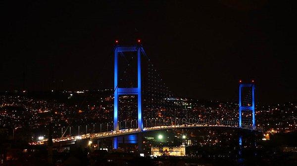 Dünya Otizm Farkındalık Günü dolayısıyla 15 Temmuz Şehitler ile Fatih Sultan Mehmet köprüleri (FSM), Galata ve Beyazıt Yangın kuleleri mavi ışıklara büründü.