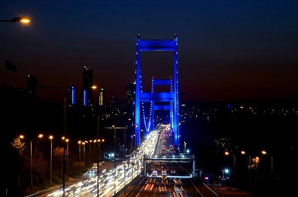 Dün akşam bütün dünyada uygulanan mavi ışık kampanyası Türkiye'de de gerçekleştirildi.