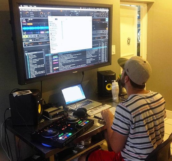 8. Музыку выбирает хозяин в доме.