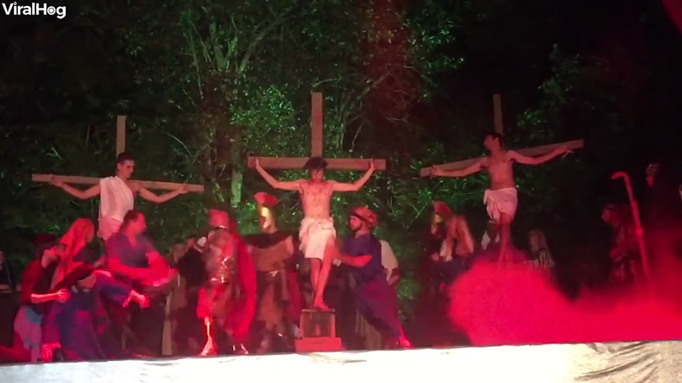 Sahneye Dalıp Hz. İsa'nın İşkenceye Maruz Kalmasına Engel Olan Adam