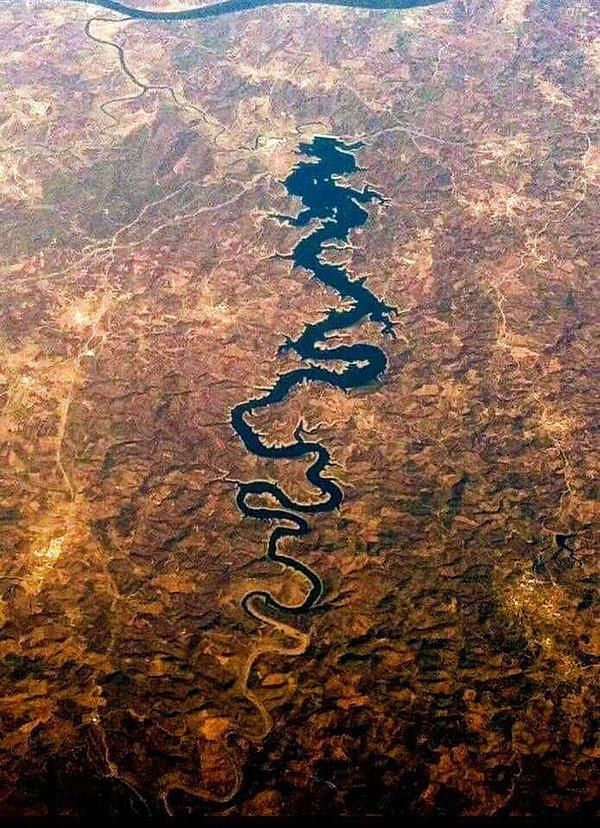 12. Doğaya yapılan bir dövme gibi kendini sergileyen Mavi Ejder Nehri, Portekiz.