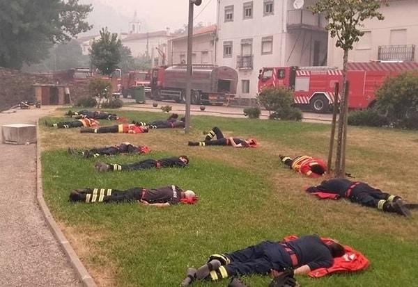 3. Portekizli itfaiye çalışanları 24 saat hiç durmadan söndürmeye çalıştıkları yangından ilk 20 dakikalık molalarını veriyorlar.