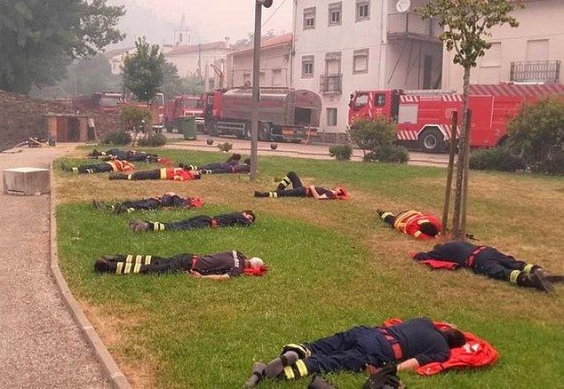 3. Portekizli itfaiye çalışanları 24 saat hiç durmadan söndürmeye çalıştıkları yangından ilk 20 dakikalık molalarını veriyorlar.