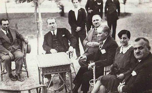 Gazetenin sahibinin daha sonra Türkiye Cumhuriyeti başbakanlarından olan Ali Fethi Okyar olduğu bilinmekteydi. Gazete sorumlusu müdür ise Atatürk'ün en yakın arkadaşlarından biri olan Dr. Rasim Ferid idi.