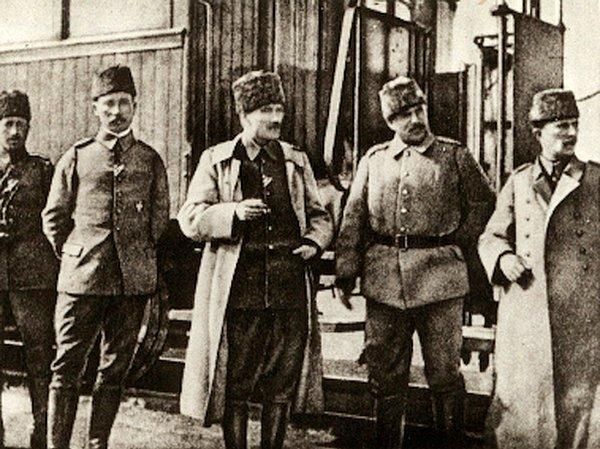 Atatürk'ün bu gazetede bazen kendi adını kullanarak bazen ise takma adlarla birçok makale yazdı.