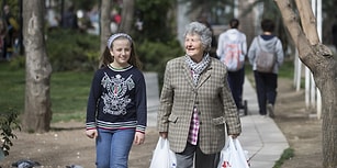 Her Gün Üç Saat Yürüyerek Kedilere Mama Dağıtıyor: Dünya Sokak Hayvanları Günü'nün Kahramanı Azime İplikçi