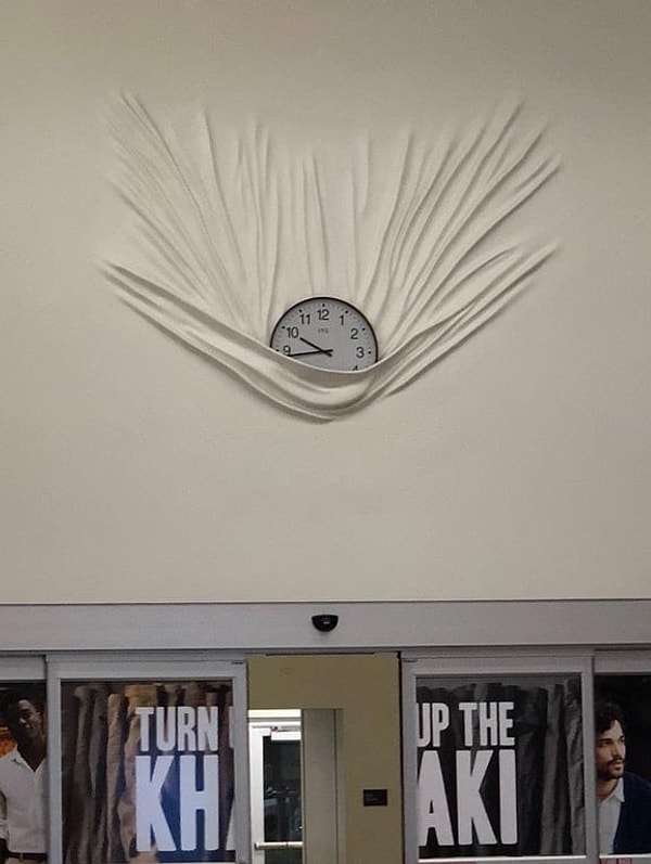 4. "Ааа, кто-нибудь ловите часы! Они же падают!"