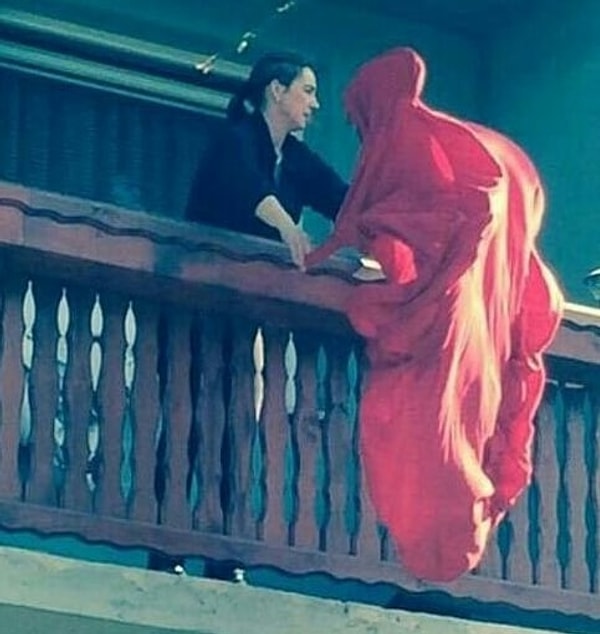 11. Нет, это не приодевшийся в красное дементор и не смерть. Это всего лишь женщина вытряхивает одеяло.