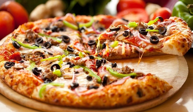 Bir tane 43 cm'lik pizza, iki tane 30 cm'lik pizzadan daha büyüktür.
