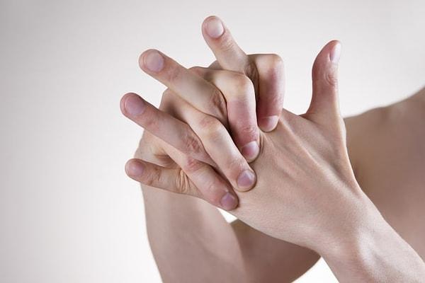 7. Parmaklarınızı ya da eklemlerinizi çıtlatmak artrite yani eklem kireçlenmesine sebep olmaz.