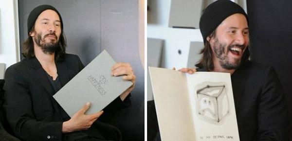 15. "Keanu Reeves ilk resim kitabını heyecanla gösteriyor."