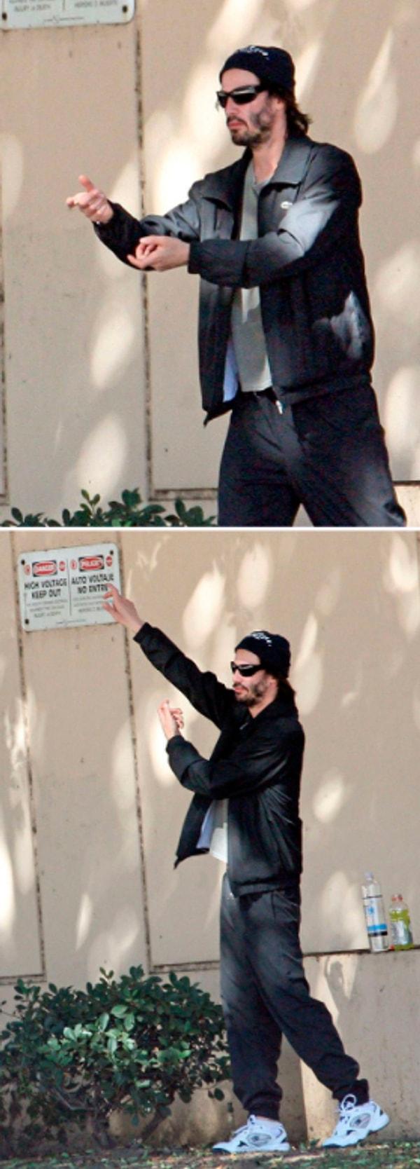 26. "Keanu Reeves gölge boksu yapıyor."