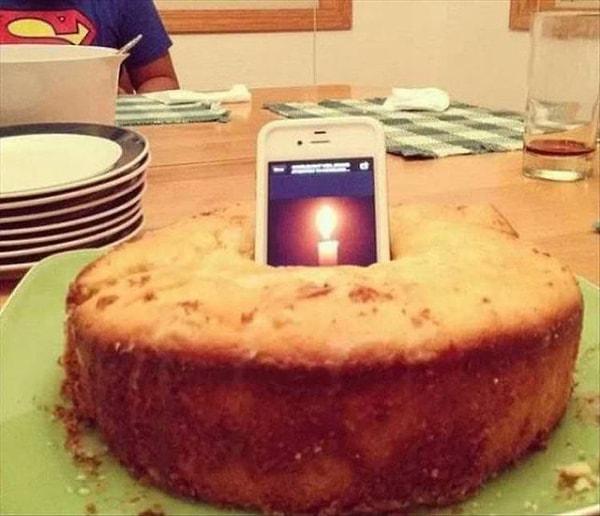 6. Pasta için mum yok mu? O zaman telefonunuzu kullanın.