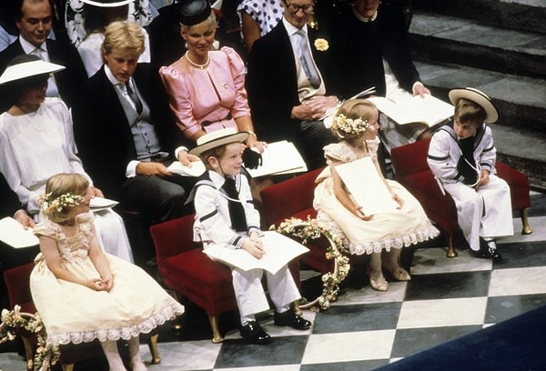 7. Королевская семья должна сидеть с правой стороны церковного зала.