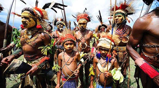 10. Papua Yeni Gine'de Trobriand kabilesinde evlilik öncesi seks normal karşılanıyor ancak evlenmeden önce yemeğe çıkmak normal değil!