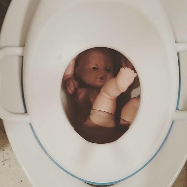 14. Bu ufaklık oyuncak bebekleri tuvalete atıp sifonu çekiyor. 😖