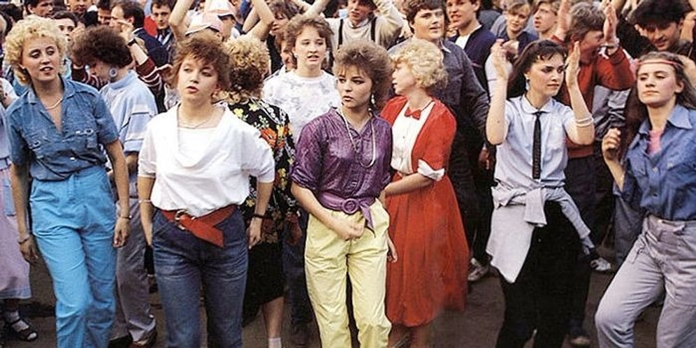 Джинсы-варенки, химка на голове и еще 14 модных трендов, от которых были без ума наши мамы