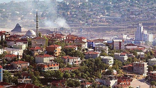 Dilovası'nın Turgut Özal ile Kayapınar mahalleleri fabrikalara en yakın mahalleler.