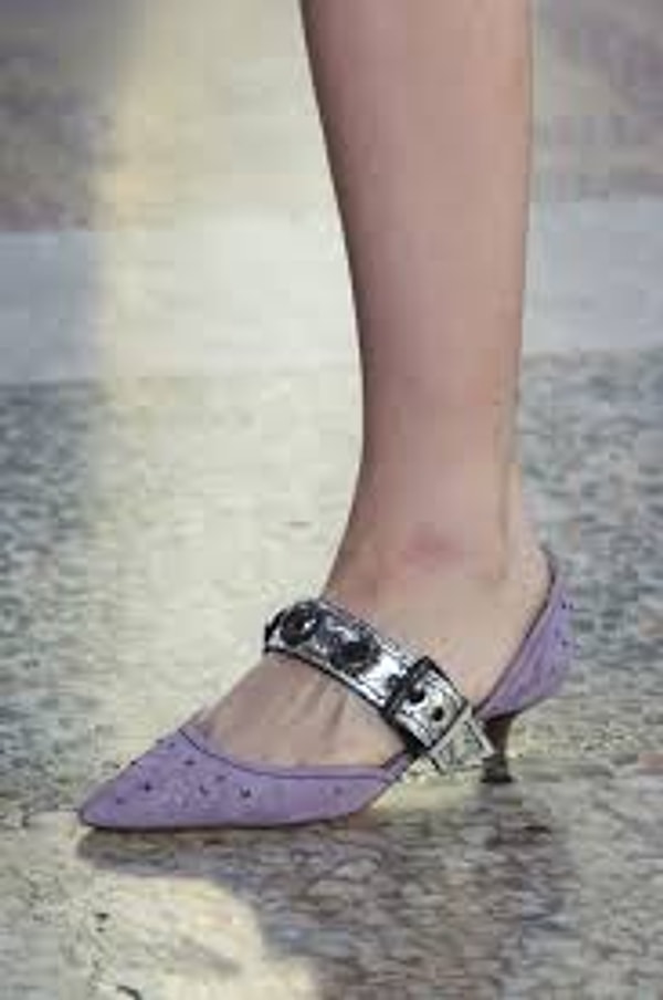 Чем заменить: каблук-"рюмочка", небольшой устойчивый каблук, необычный архитектурный каблук