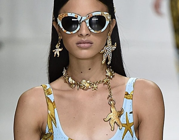 Чем заменить: яркие, массивные серьги, многослойные украшения