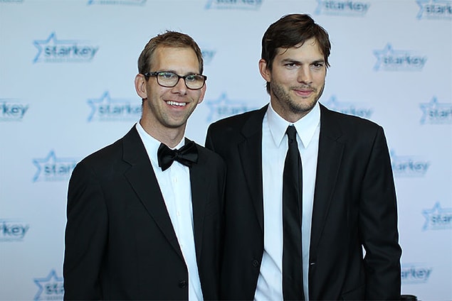 24. Ashton Kutcher ve kardeşi Michael