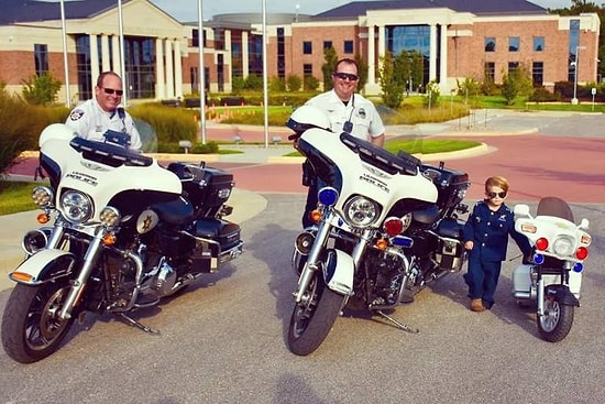 Bakım Evindeki Yaşlı İnsanlara Gül Dağıtan Minik Polis