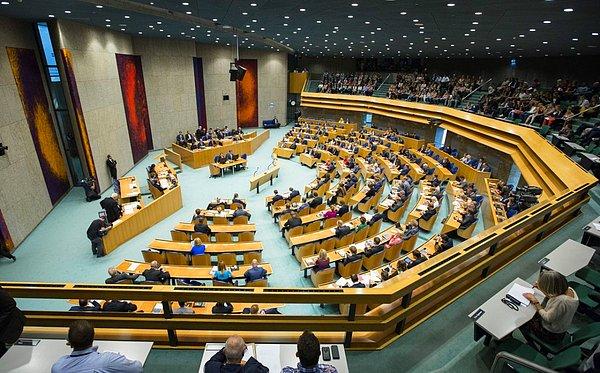 Meclis, 'dost ülke liderlerine hakareti suç sayan' yasanın yürürlükten kaldırılmasını, oy çokluğuyla kabul etti.
