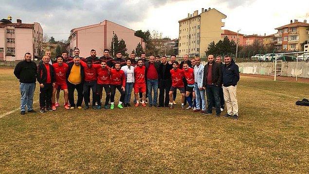Çankırıspor kulübü Başkanı Sevda Karaali ve ekibi, tarihi bir skandala imza attı. Çankırı 1. Amatör Lig’in yenilgisiz takımı olan Çankırıspor maç gününü unutunca olanlar oldu.