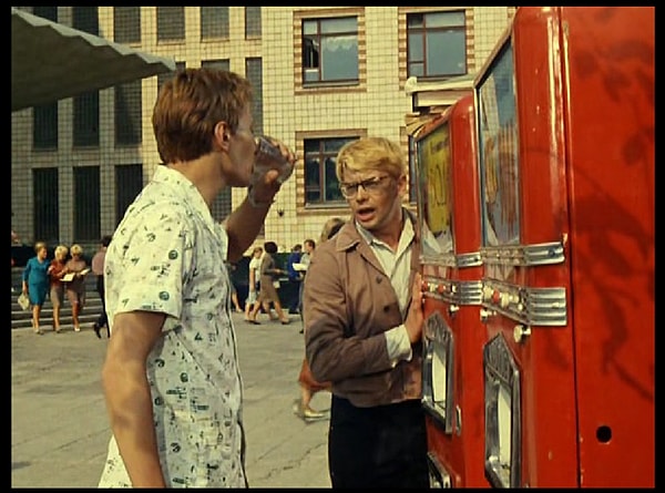 9. Каким напитком Шурик отмечает успешно сданный экзамен?