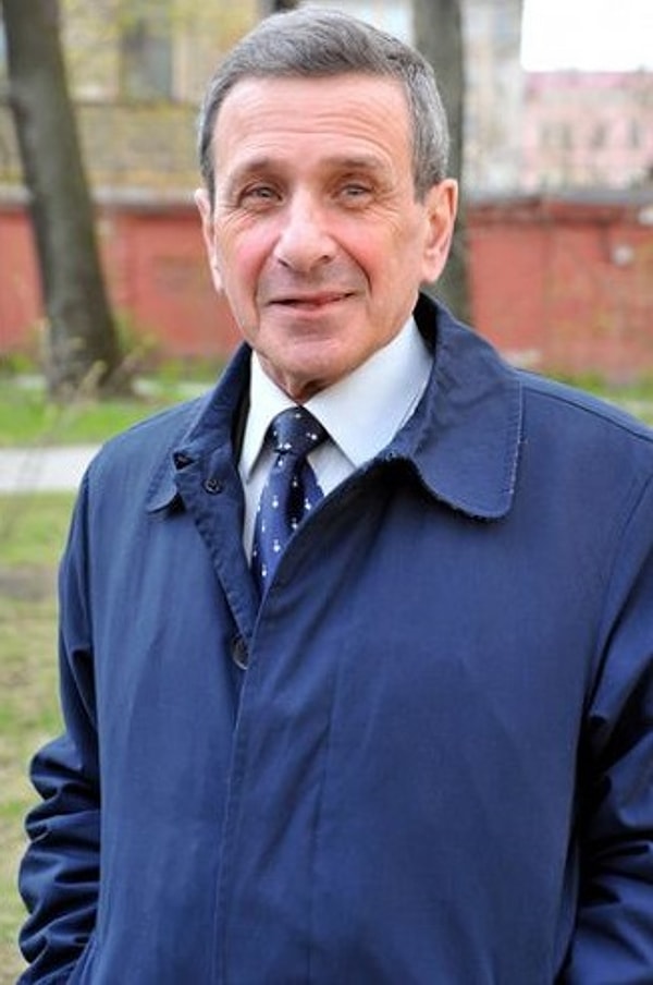 1. Борис Смолкин (70 лет) — Константин Семёнов, дворецкий