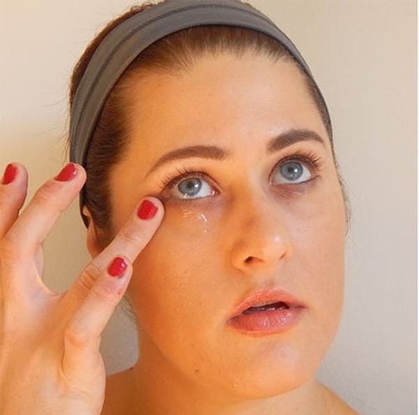 Дерматологи утверждают, что вазелин не впитывается кожей и не дает порам дышать, а это впоследствии грозит серьезным высыпанием прыщей.