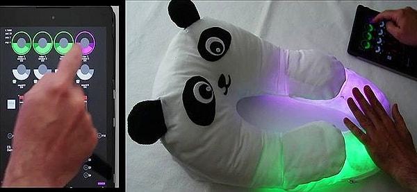 2. +me aslında, interaktif panda formunda giyilebilir bir yastık oyuncak.