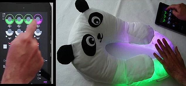 2. +me aslında, interaktif panda formunda giyilebilir bir yastık oyuncak.
