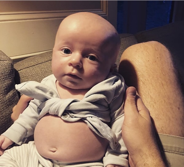 1. Этот папочка, который не разобрался в том, как работают клепки на пижаме