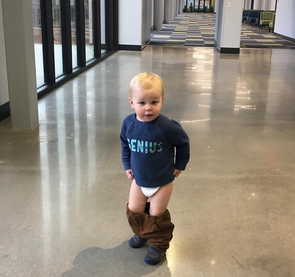 4. А отец этого малыша решил, что ничего страшного, если штаны немного велики