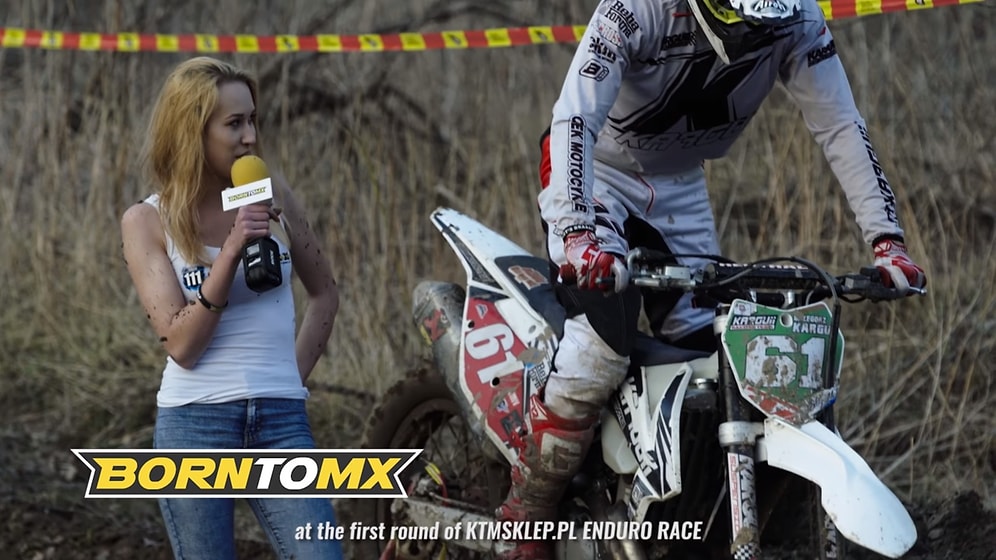 Muhabiri Çamura Bulayan Motokros Yarışçısı