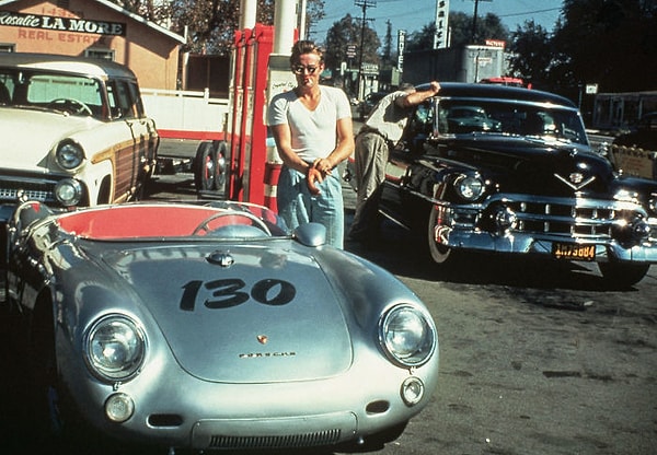 5. Джеймс Дин на калифорнийской заправке со своим серебристым Porsche 550 Spyder, прозванным «Маленький Ублюдок», всего за несколько часов до смертельной автокатастрофы, 30 сентября 1955 года
