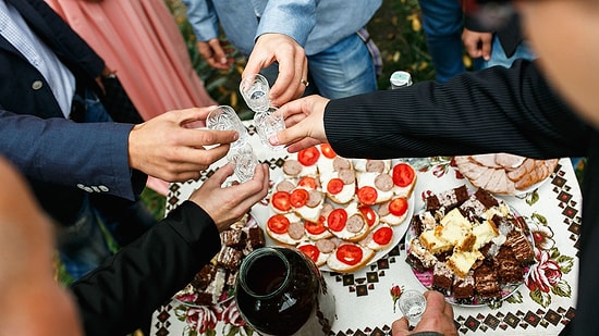 10 русских традиций употребления горячительных напитков, которые сложно понять иностранцу