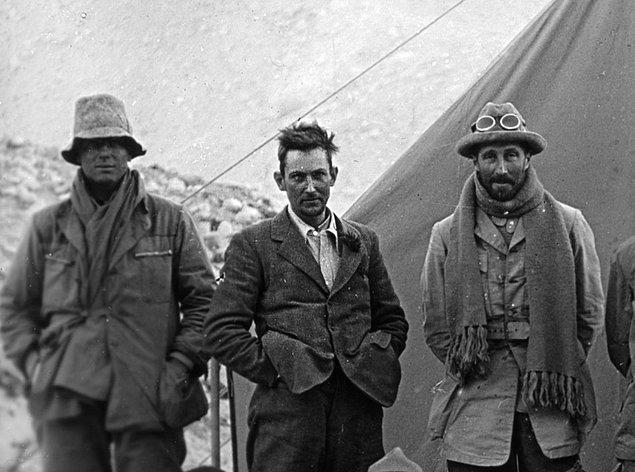 1921'de yine bir İngiliz maceraperest tırmanma denemesine aday oldu. George Mallory (ortada) ve birkaç arkadaşı önce dağın eteklerinden en uygun yolu bulmaya çalıştılar.