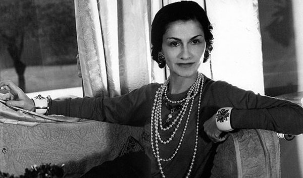 2. Она совершила революцию в моде, избавив женщин от тугих корсетов и пышных юбок. Благодаря ей появилось маленькое черное платье .