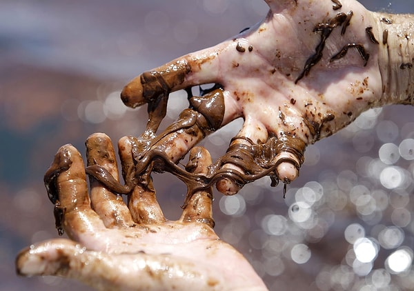 3. Эколог Скотт Портер пытается удалить нефть со своих рук. Таким стал Мексиканский залив после взрыва нефтяной платформы "Глубоководный горизонт", 7 июня 2010 года.