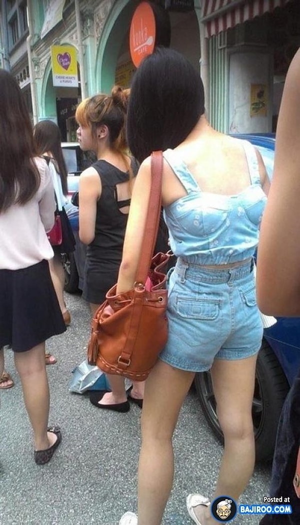 2. Это вообще что? Топ наоборот? Это она так спешила или решила создать модный тренд?