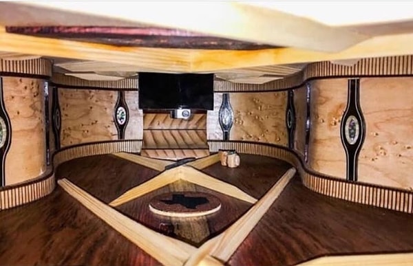 1. Это не холл какого-то модного заведения, а гитара изнутри