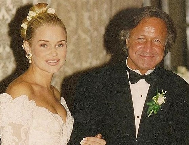 30 yaşındayken üç çocuğunun da babası olan Mohamed Hadid ile dünya evine girmiş ve elini ayağını çekmiş bir süre piyasadan.