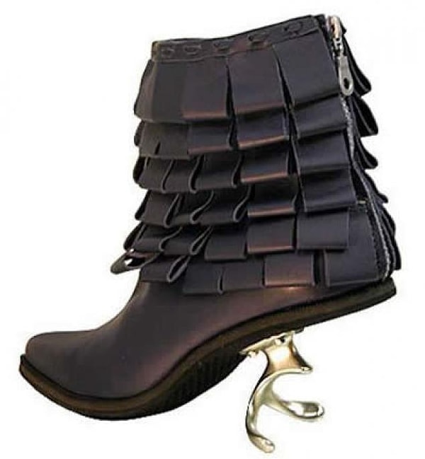 5. Видимо, этот странный отросток на подошве и есть каблук.