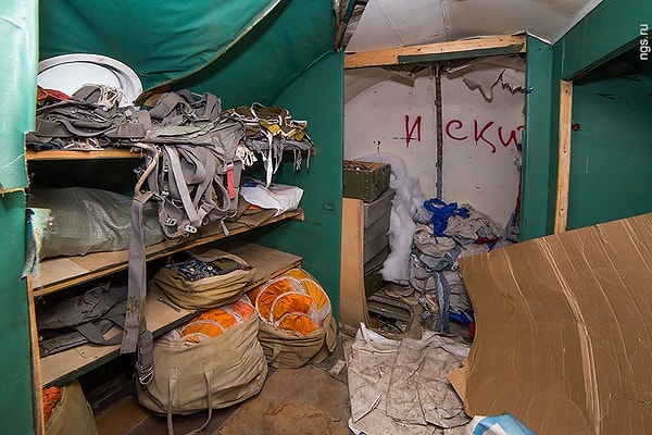 3. Когда девушка увидела самолет, она была очень огорчена тем состоянием, в котором он находился.