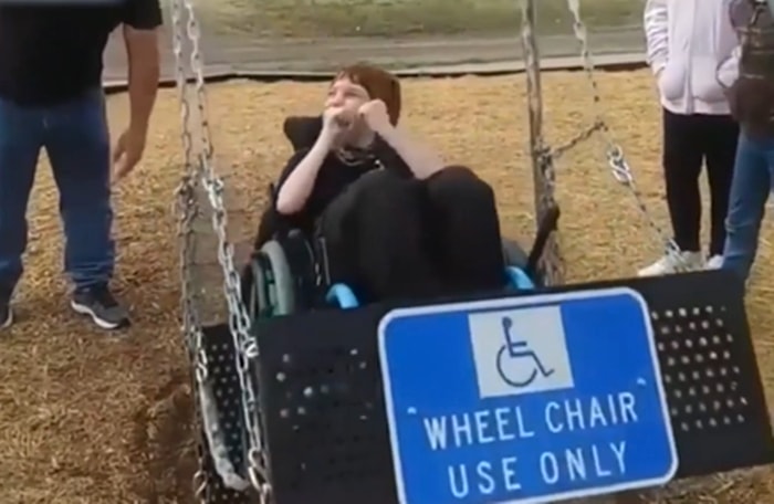 İlk Defa Salıncağa Binen Engelli Gencin Tarifsiz Mutluluğu