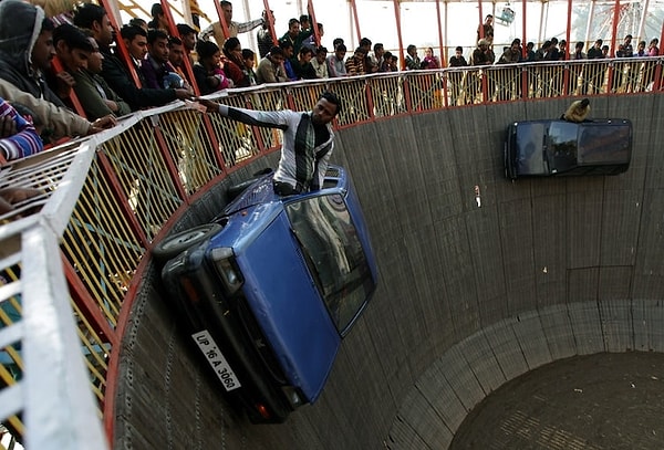 9. Нет, вы только посмотрите, какое спокойное лицо у этого парня, высовывающегося из машины! Он как будто просто в магазине за хлеб расплачивается!